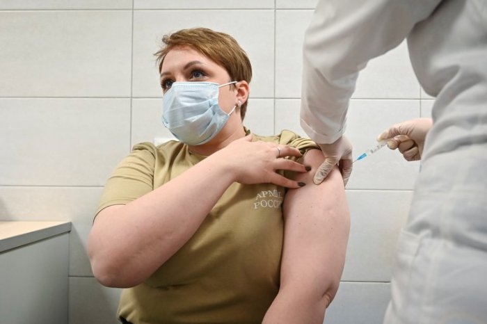 Una funcionaria del Ejército de Rusia recibe la vacuna Sputnik V.