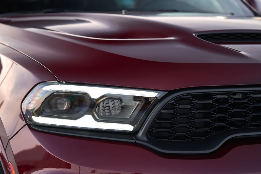 Detalle de luces frontales y parrilla de Dodge Durango SRT Hellcat 2021