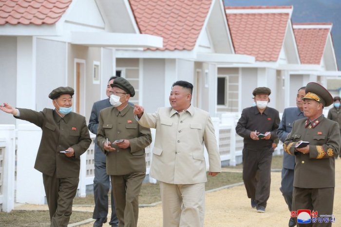 La imagen muestra al líder norcoreano Kim Jong-un junto al resto de su administración.