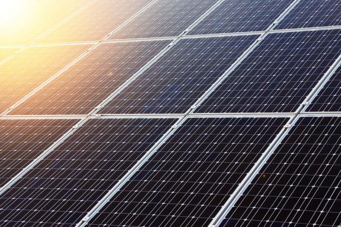 La imagen referencial muestra paneles solares en una planta de energía fotovoltaica.