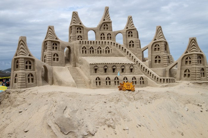 La imagen muestra un impresionante castillo de arena construido en una playa.
