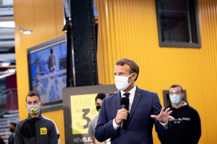 El presidente de Francia, Emmanuel Macron, usando mascarilla para prevenir el COVID-19