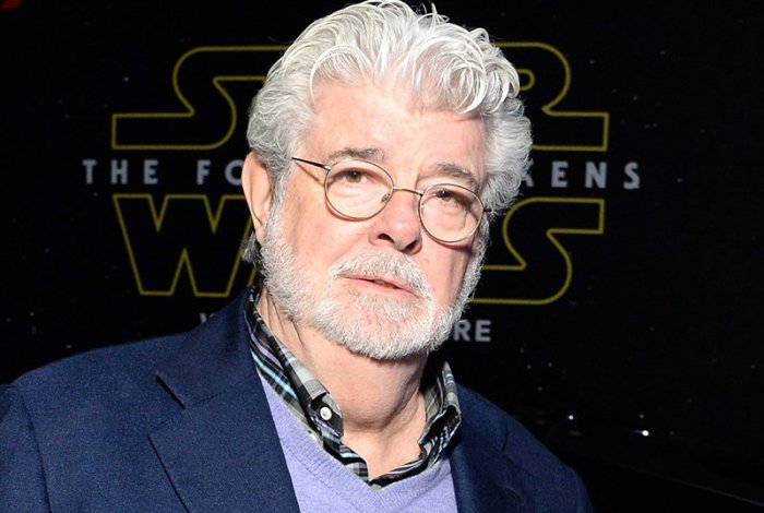 La imagen muestra al director de cine George Lucas.