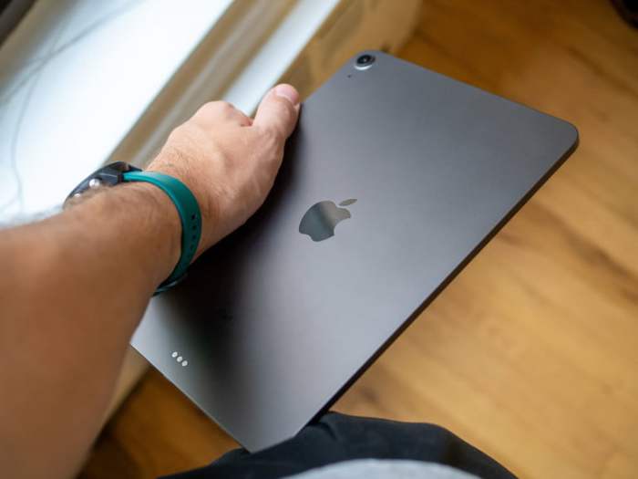 El brazo de un hombre con una tableta en su mano para comparar la iPad Air 4 vs. Samsung Galaxy Tab S7