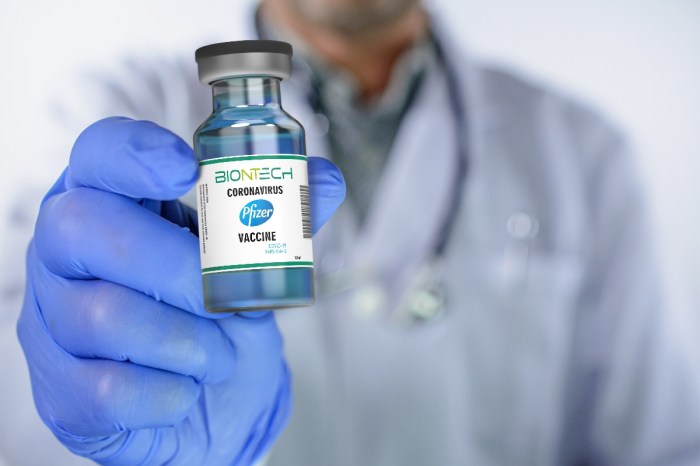 Un médico muestra una dosis de la vacuna de Pfizer y BioNTech contra el COVID-19