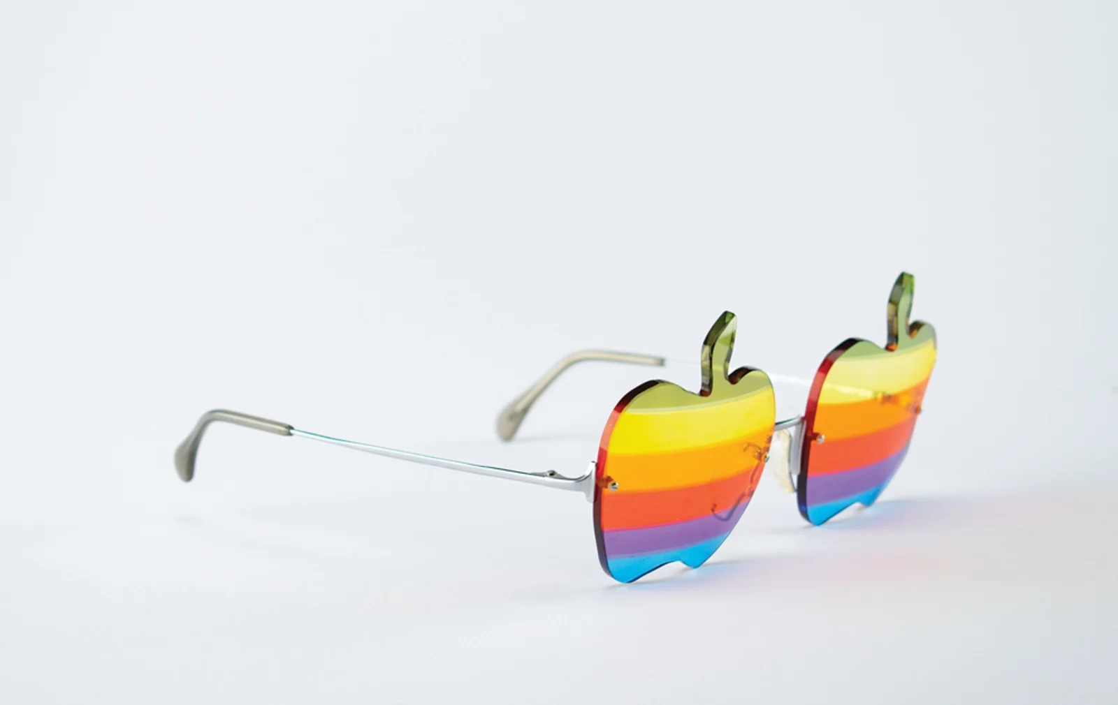 Unos lentes de arcoiris con forma de manzana rematados en $18,972.50 dólares