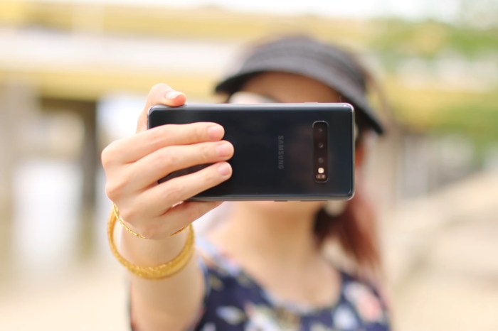 Una persona se toma una selfie con un teléfono Samsung