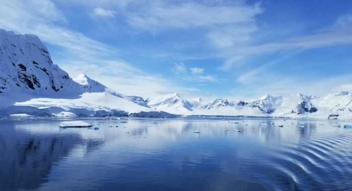 La imagen muestra un grupo de montañas cubiertas de nieve en la Antártida.