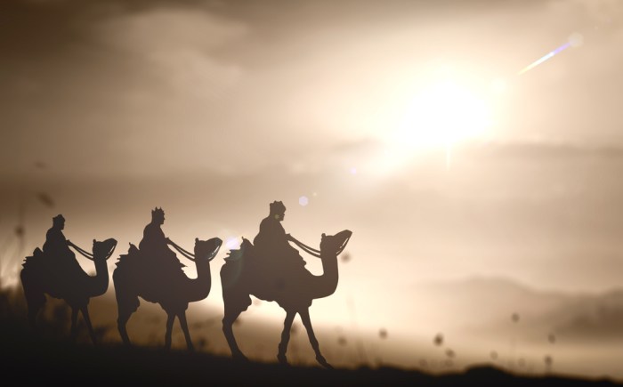 La imagen representa a los tres Reyes Magos que viajan hasta Jerusalén para ver el nacimiento de Jesús.