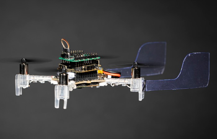 La imagen muestra el Smellicopter, el dron que usa antenas de polillas para capturar los olores.