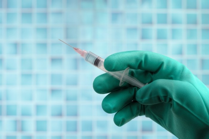 Un médico sostiene una jeringa con una vacuna contra el COVID-19