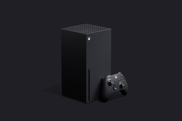 Consola y controlador color negro para conocer los mejores juegos multijugador para Xbox Series X