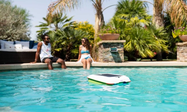 La imagen muestra a Ariel, un moderno robot limpia piscina.