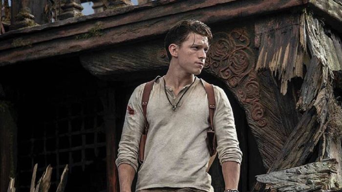 La imagen muestra a Tom Holland en la filmación de la película Uncharted.