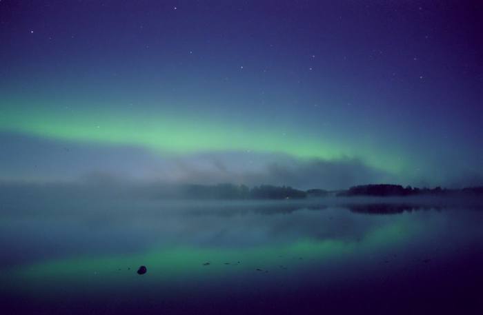 La imagen muestra el fenómeno natural conocido como aurora boreal en el Polo Norte.