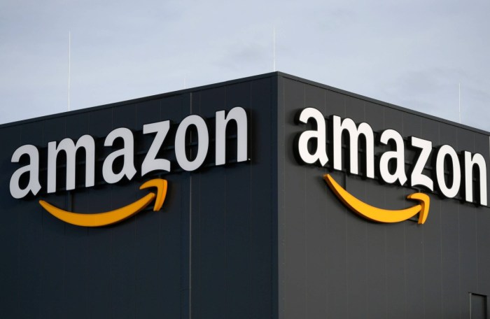 La imagen muestra el frontis de un edificio de Amazon.