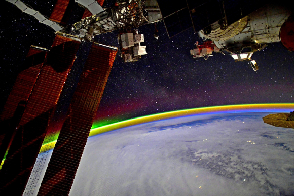 La imagen muestra la fotografía de un arcoíris tomada por un cosmonauta desde el espacio.