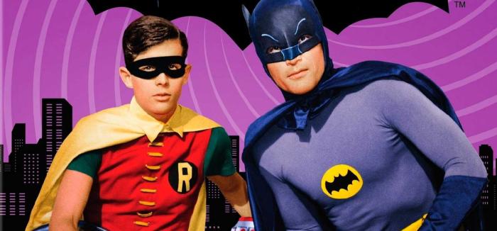 La imagen muestra a Batman y Robin en la clásica serie de 1966.