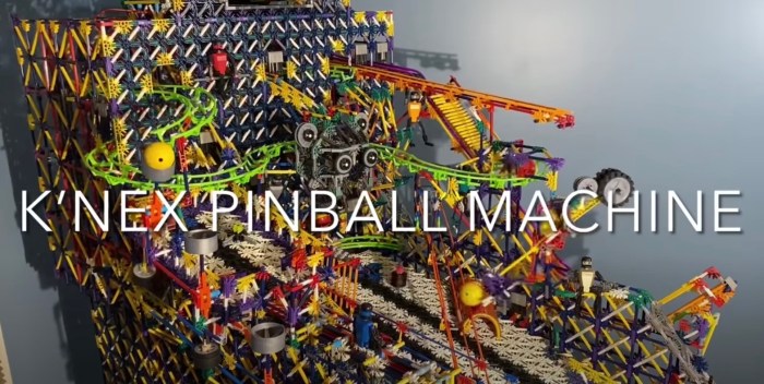 La imagen muestra una máquina de pinball hecha con piezas de K'nex.