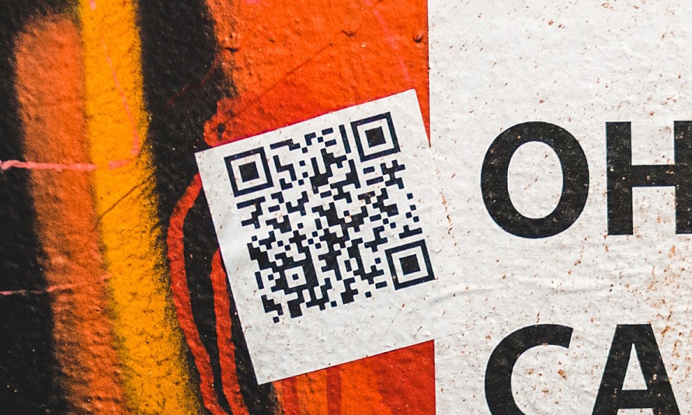 Un código QR pegado en un muro.