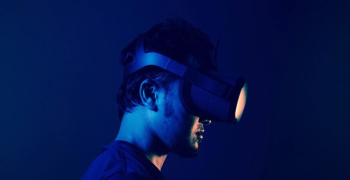 Una persona usa un dispositivo de realidad virtual