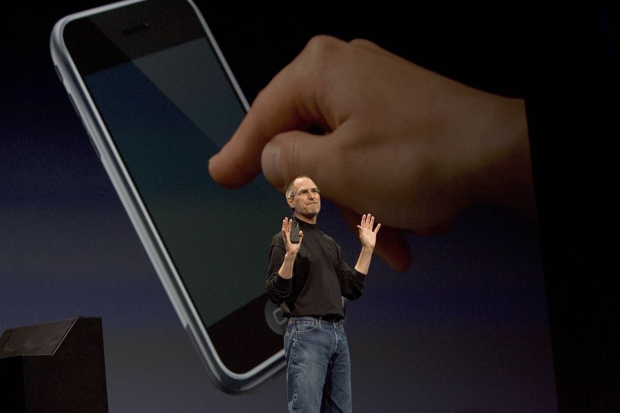 Steve Jobs con el primer modelo para mostrar la evolución del iPhone 2