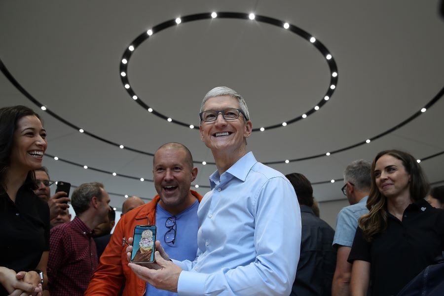 Ejecutivos de Apple mostrando el iPhone 10S 1