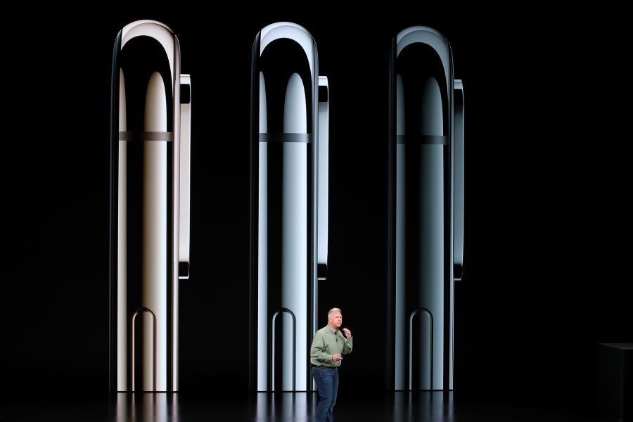 Ejecutivos de Apple mostrando el iPhone 10S 2