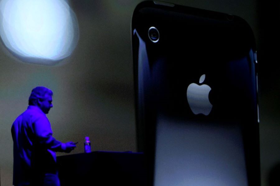 Ejecutivos de Apple mostrando el iPhone 3 3