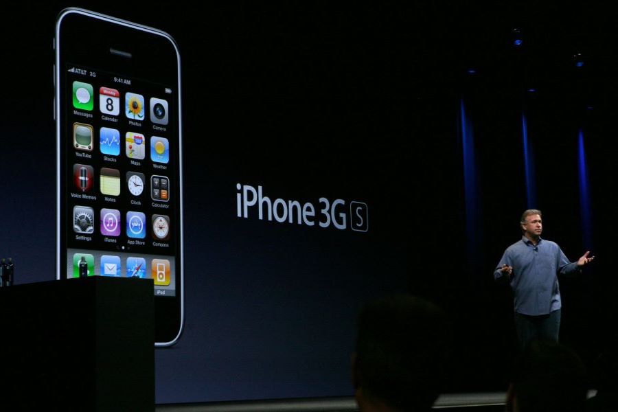Ejecutivos de Apple mostrando el iPhone 3 4