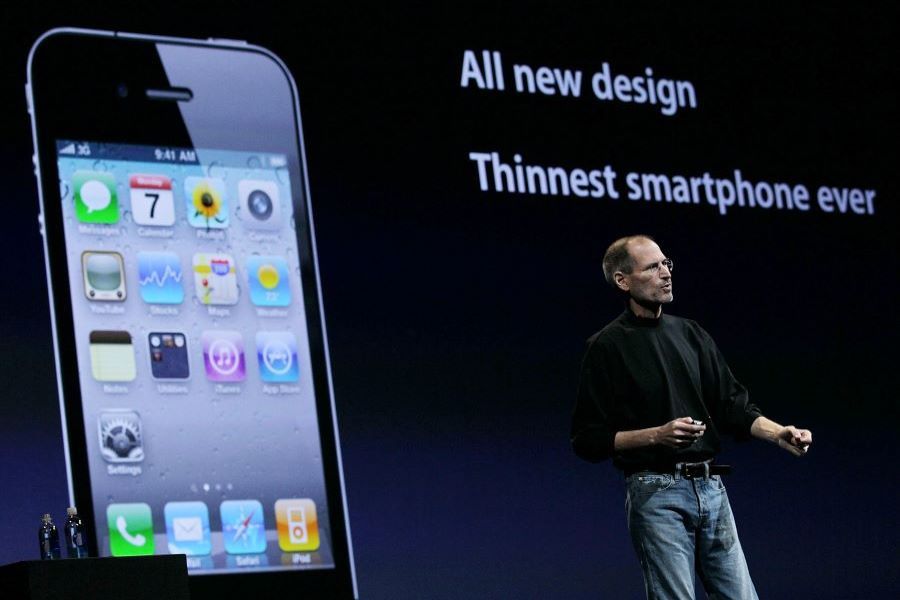 Ejecutivos de Apple mostrando el iPhone 4 1