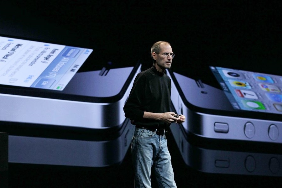 Ejecutivos de Apple mostrando el iPhone 4 2