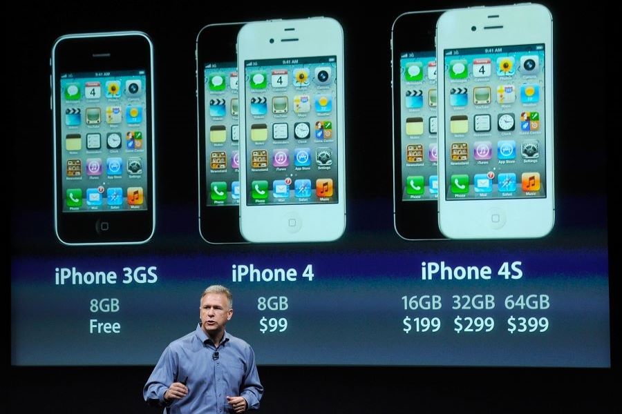 Ejecutivos de Apple mostrando el iPhone 4 3