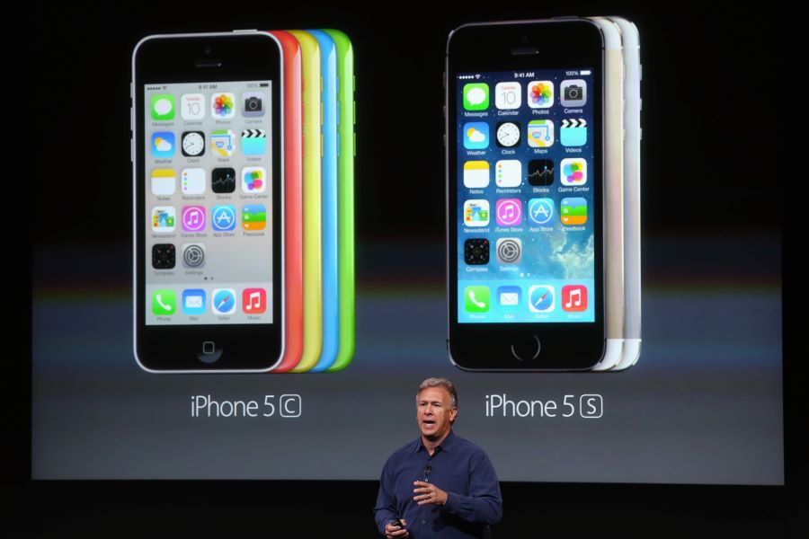 Ejecutivo de Apple mostrando el iPhone 5c 2