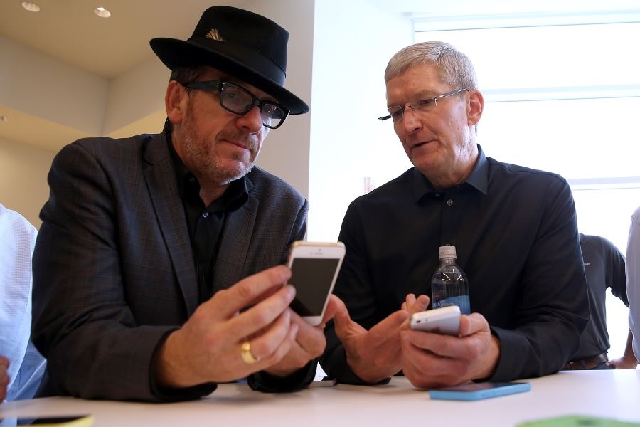 Ejecutivos de Apple mostrando el iPhone 5s