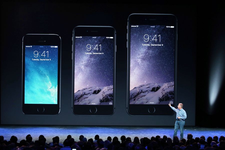 Ejecutivos de Apple mostrando el iPhone 6 1