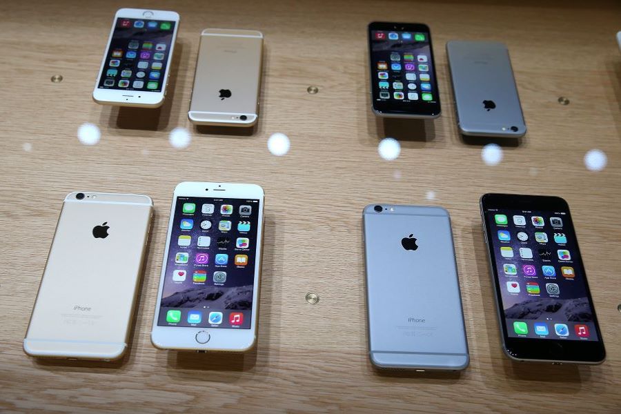 Ejecutivos de Apple mostrando el iPhone 6 3