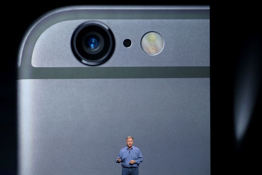 Ejecutivos de Apple mostrando el iPhone 6s 1