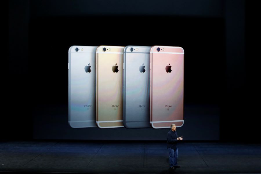 Ejecutivos de Apple mostrando el iPhone 6s 2