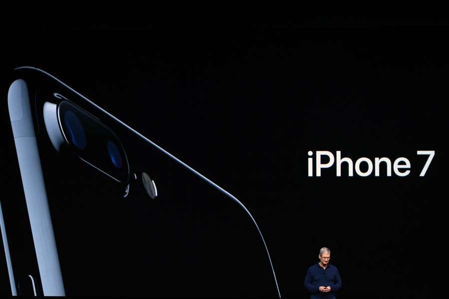 Ejecutivos de Apple mostrando el iPhone 7 1