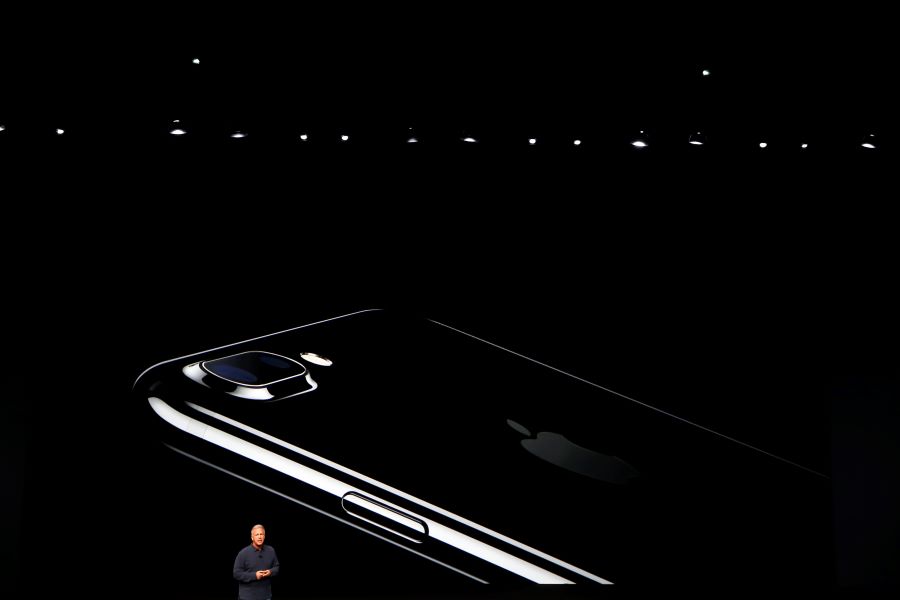 Ejecutivos de Apple mostrando el iPhone 7 2