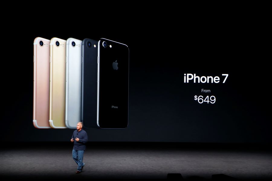 Ejecutivos de Apple mostrando el iPhone 7 3