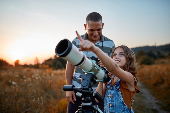 aplicaciones de astronomia father and daughter observing the sky with a telescope