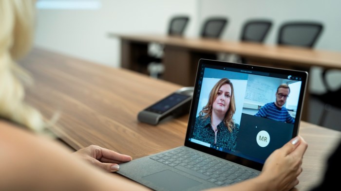 Una persona con su laptop en videollamada tratando de resolver problemas con Microsoft Teams