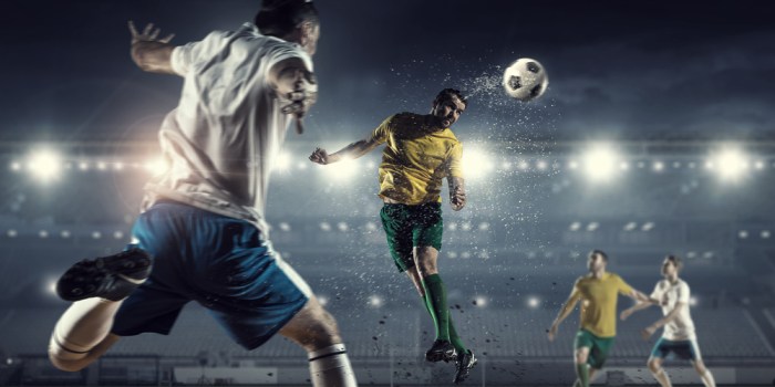 Un jugador se eleva para cabecear un balón durante un partido de fútbol.
