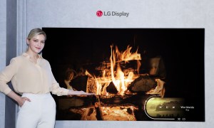 Una mujer apunta un panel de LG