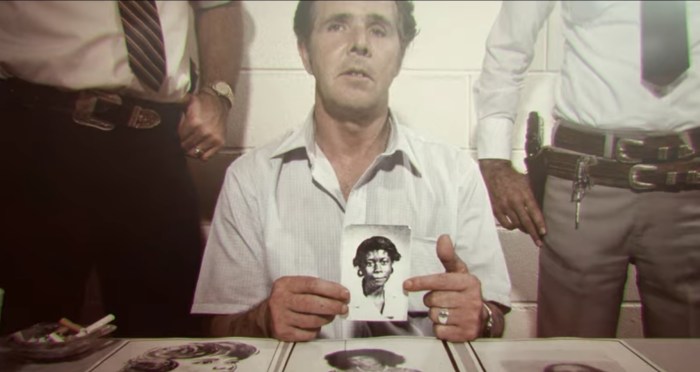 La imagen muestra una escena del documental The Confession Kiler.