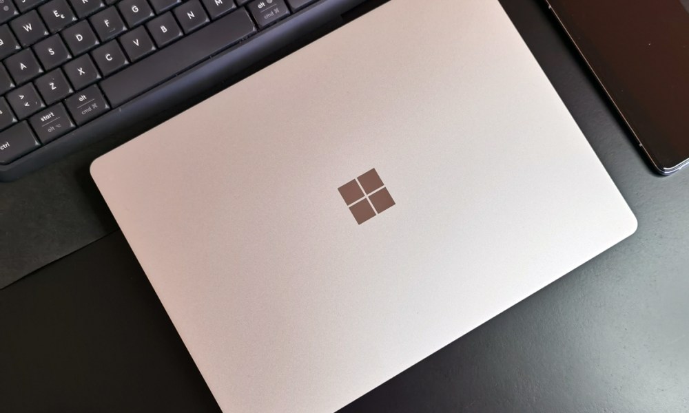 Surface Laptop Go sobre escritorio