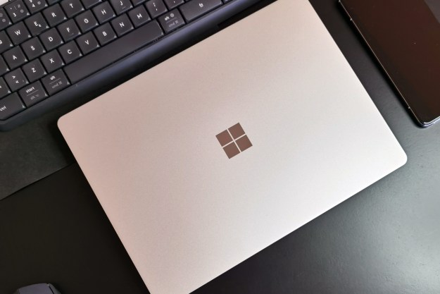 Surface Laptop Go sobre escritorio
