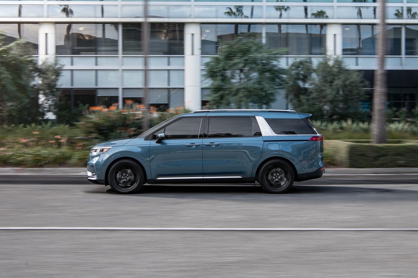 Kia Carnival 2022 side view